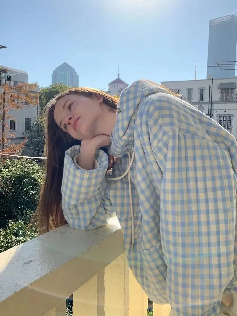 Женское пальто с хлопковой подкладкой в клетку и цветочным принтом во