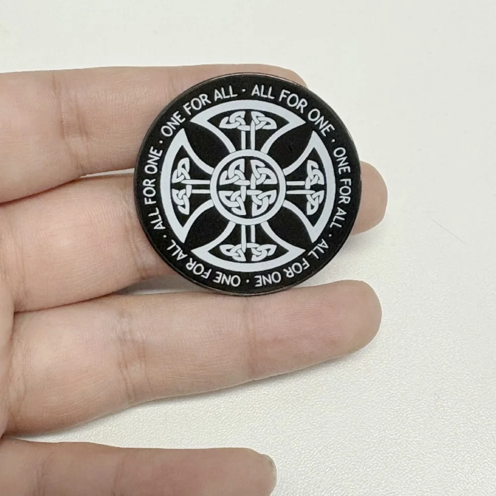 Брошь с логотипом Shaman