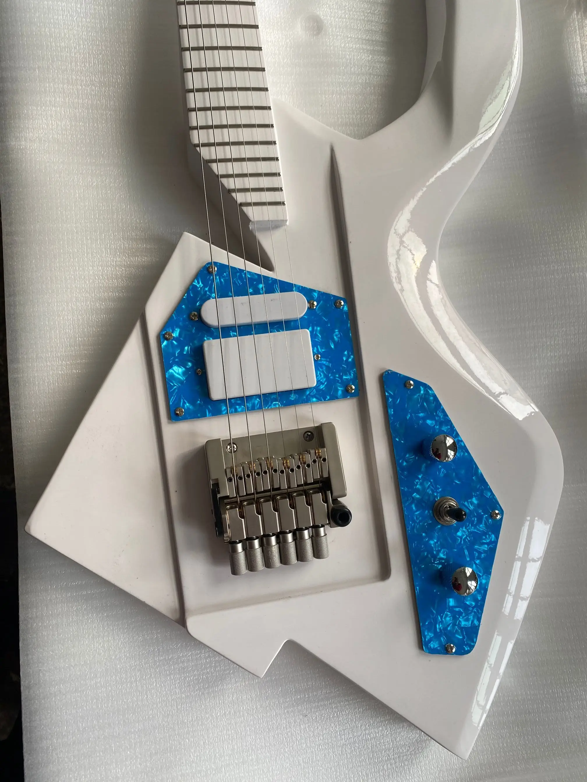 Электрогитара YUMIYA Prince Model C белая хромированная Tremolo Производство Корея - купить