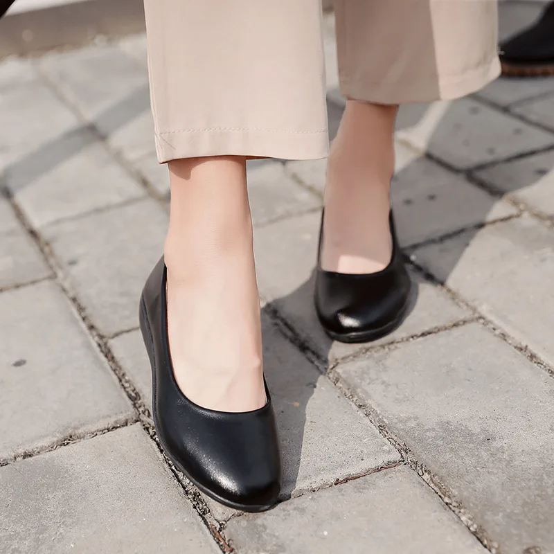 

Black Safety shoes Comfortable Chinese shoes for airport crew