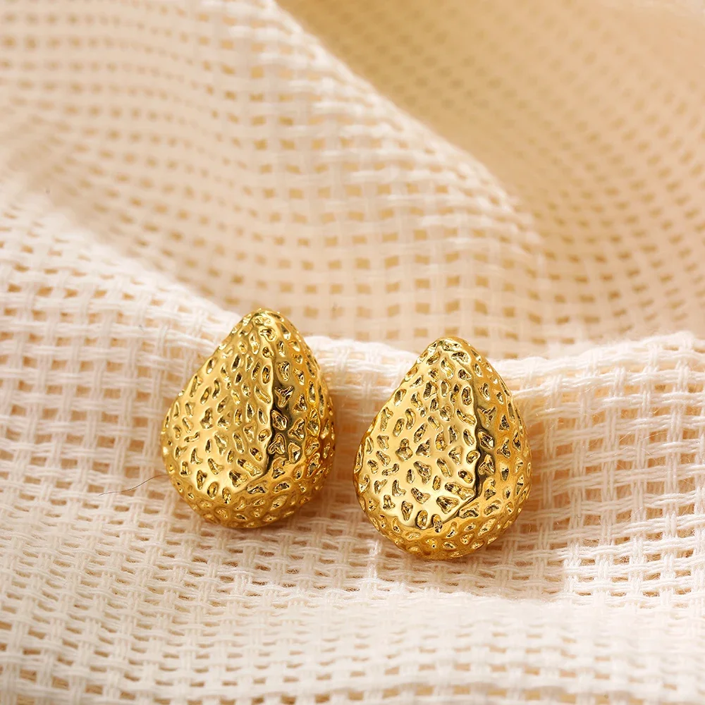 Винтажные нерегулярные кованые круглые серьги-гвоздики золотого цвета для