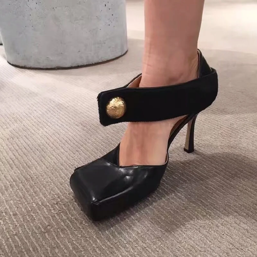 

Черные сандалии с квадратным носком и пряжкой, женские привлекательные туфли-лодочки в французском ретро-стиле с металлическим декором и тонким каблуком, летняя новая обувь 2023