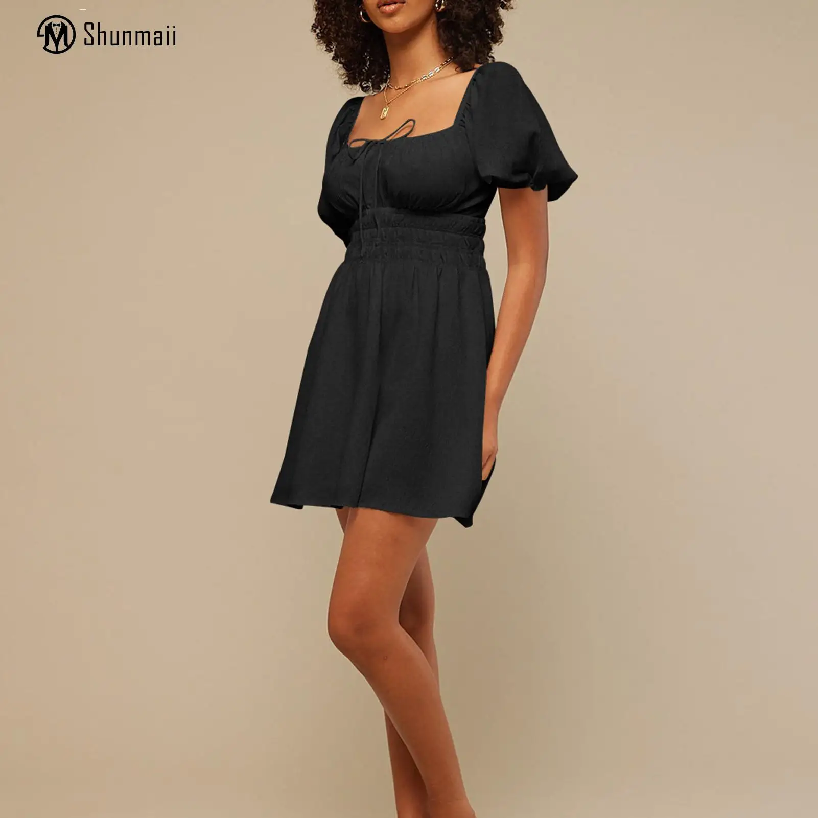 

Женская короткая юбка с коротким рукавом и квадратным вырезом