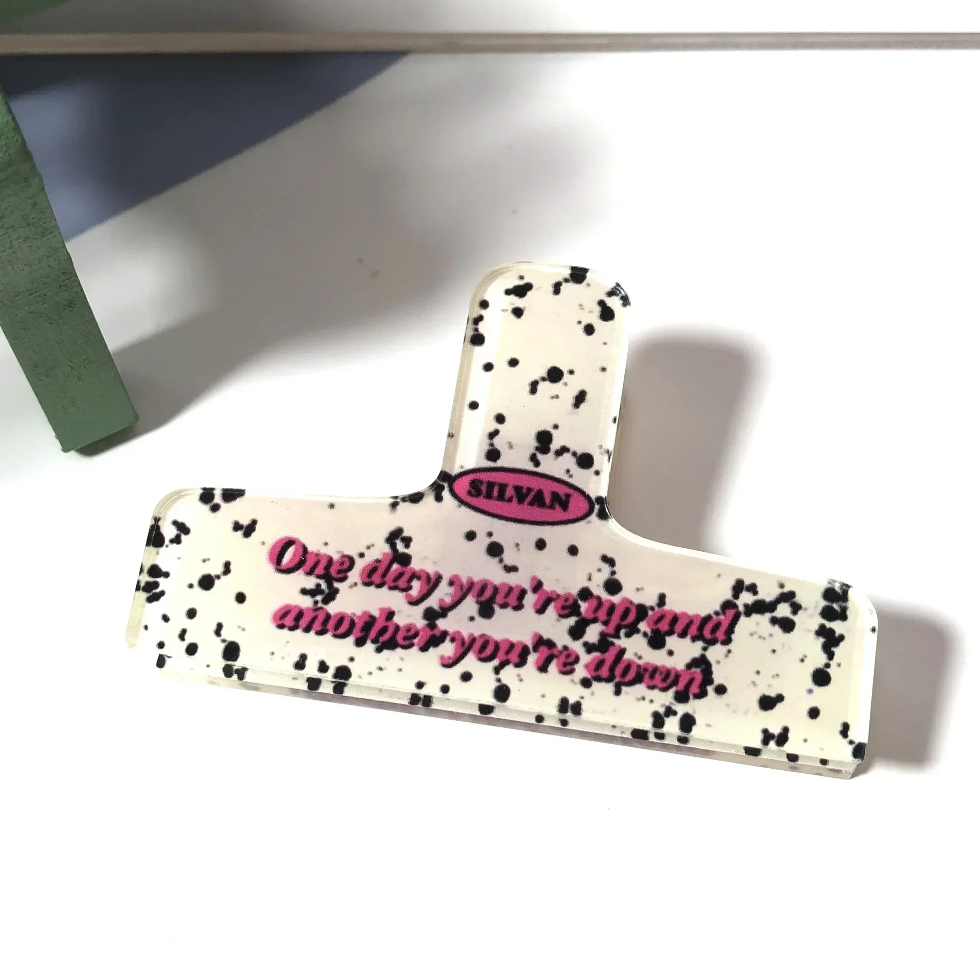 

Акриловый зажим для переплета