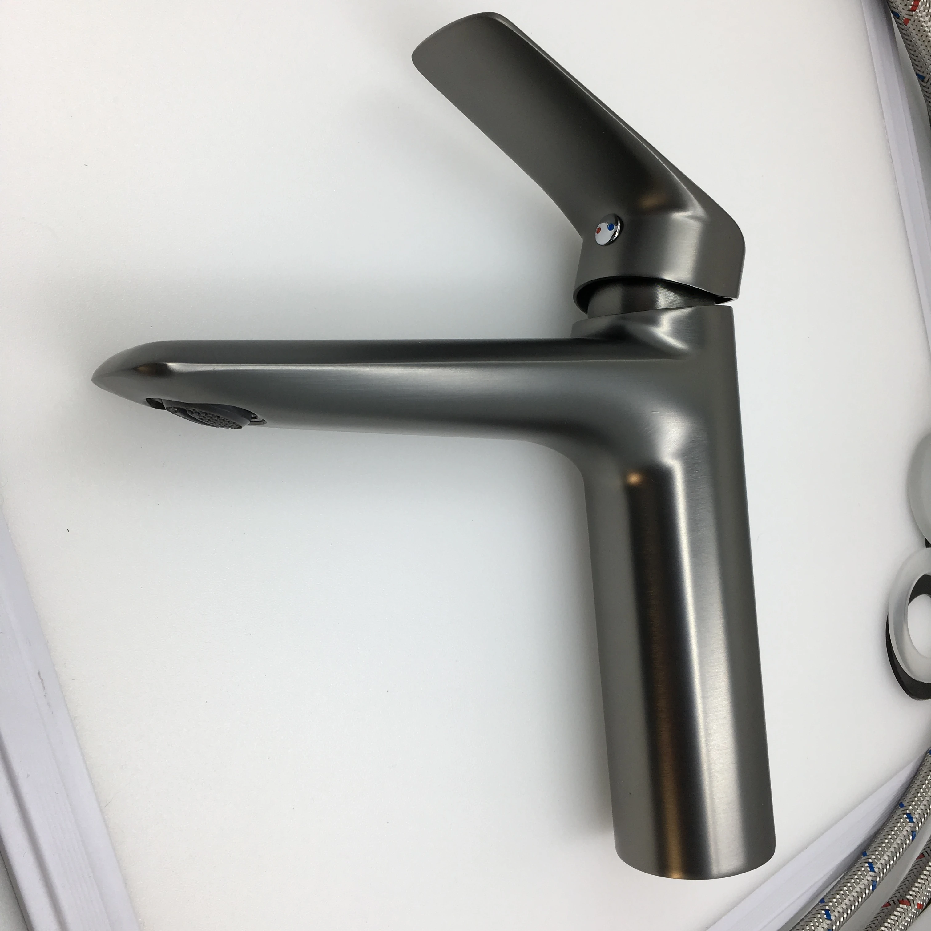 

Brass Bathroom Sink Faucet Single Hole Cold Hot Water Basin Mixer Faucet High Temperature and High Pressure Resistant