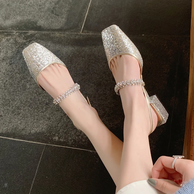 

Новинка, блестящие сандалии на квадратном каблуке с блестками, женская модная обувь с ремешком со стразами, женские блестящие туфли-лодочки на низком каблуке, 2023