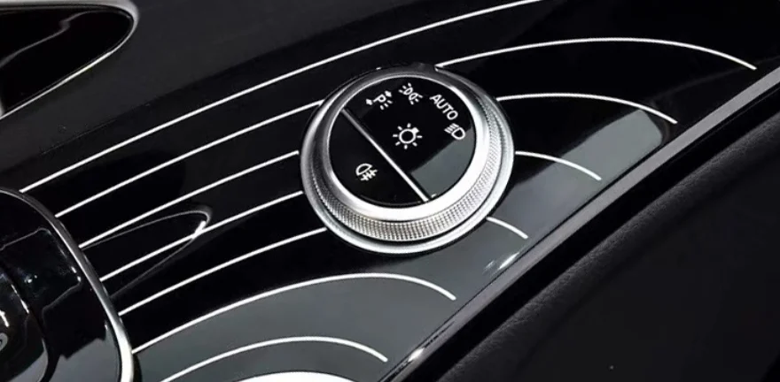 Фото Обновления для S-Class W223 S400 S450: декоративные накладки на двери и приборную панель S680 с новой отделкой в стиле лакированного дерева. №3
