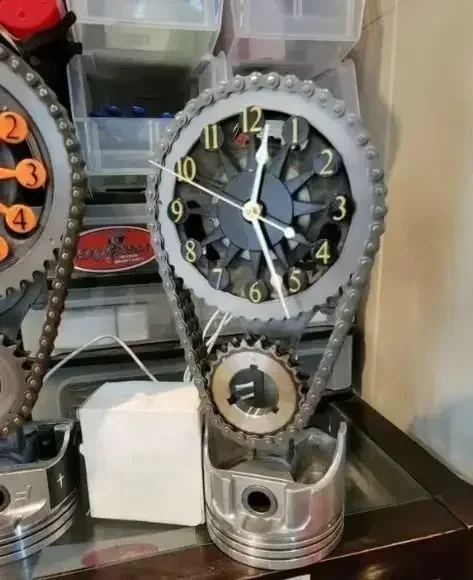 

Настольные часы из металла