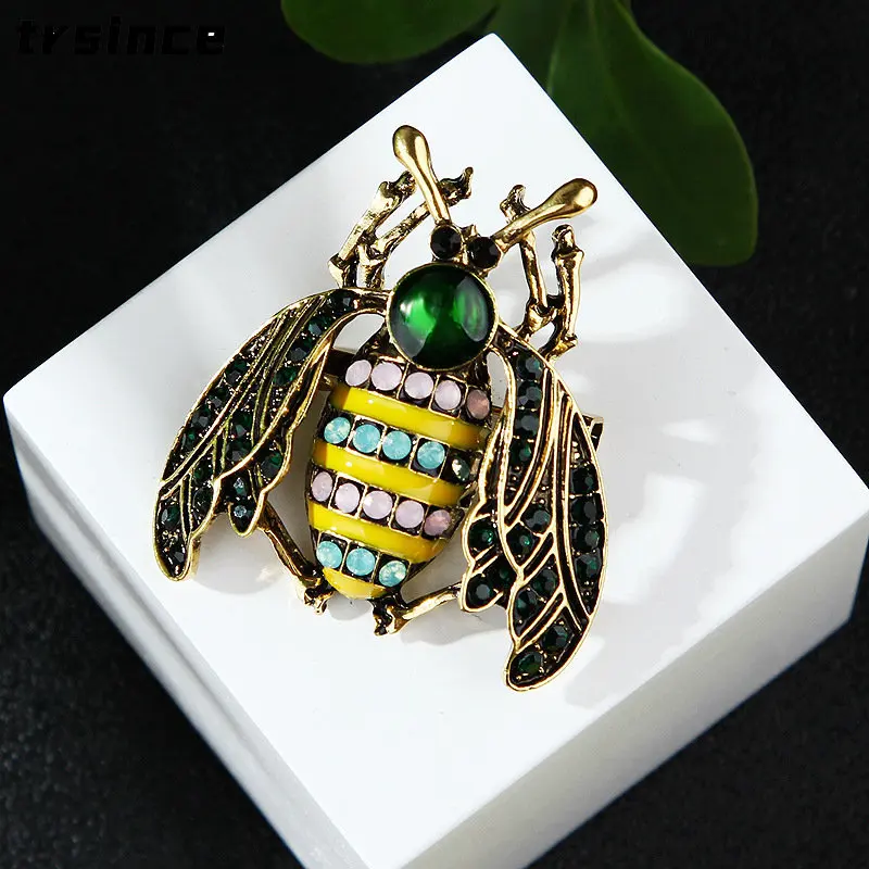 Vintage Creative Beetle Brooch Ancient Gold Color Rhinestone Insect Brooch Cute Bee Pins Fashion Suit Jacket Corsage Badge