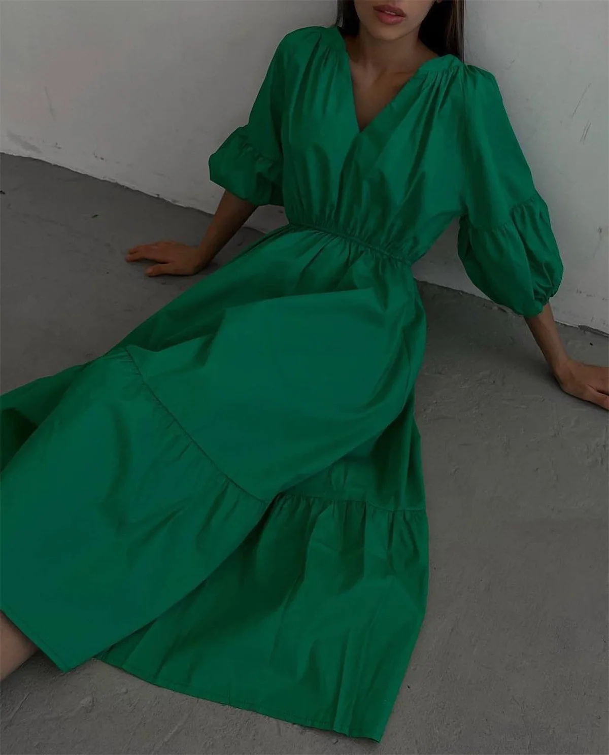 Женское летнее платье с высокой талией и пышными рукавами длинное v-образным