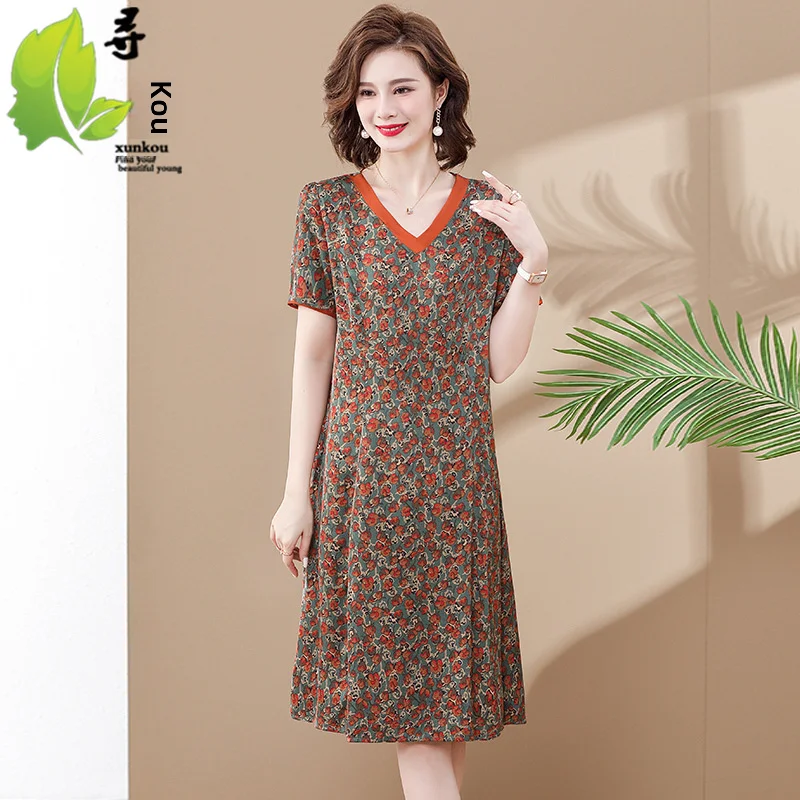 Элегантное длинное платье с v-образным вырезом для женщин среднего возраста