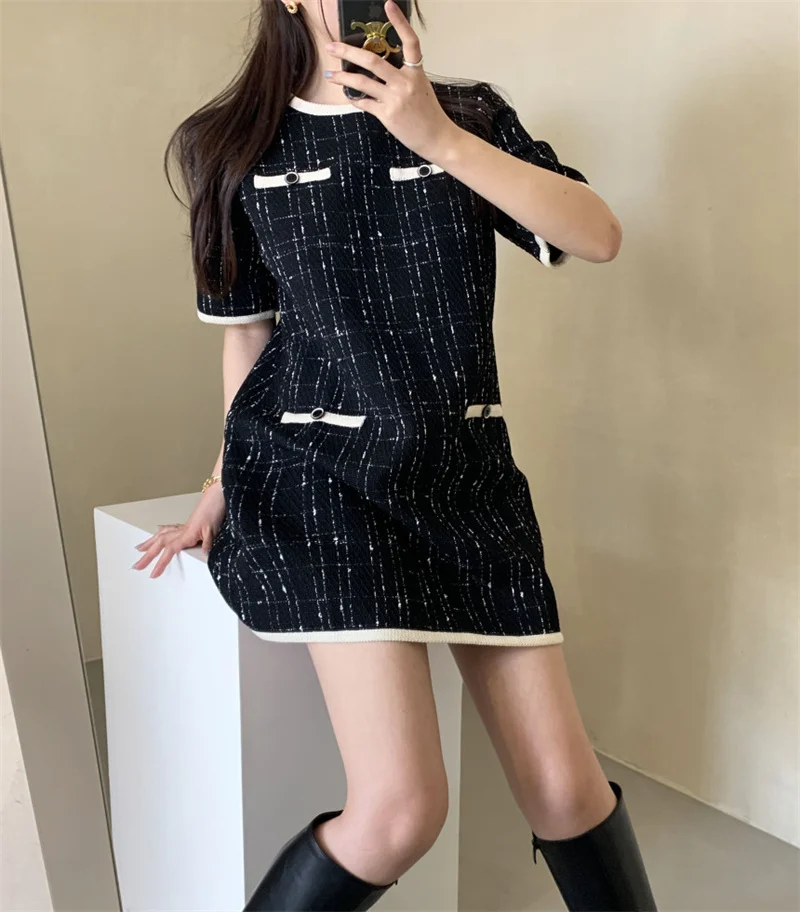 Женское платье в клетку с круглым вырезом и завышенной талией