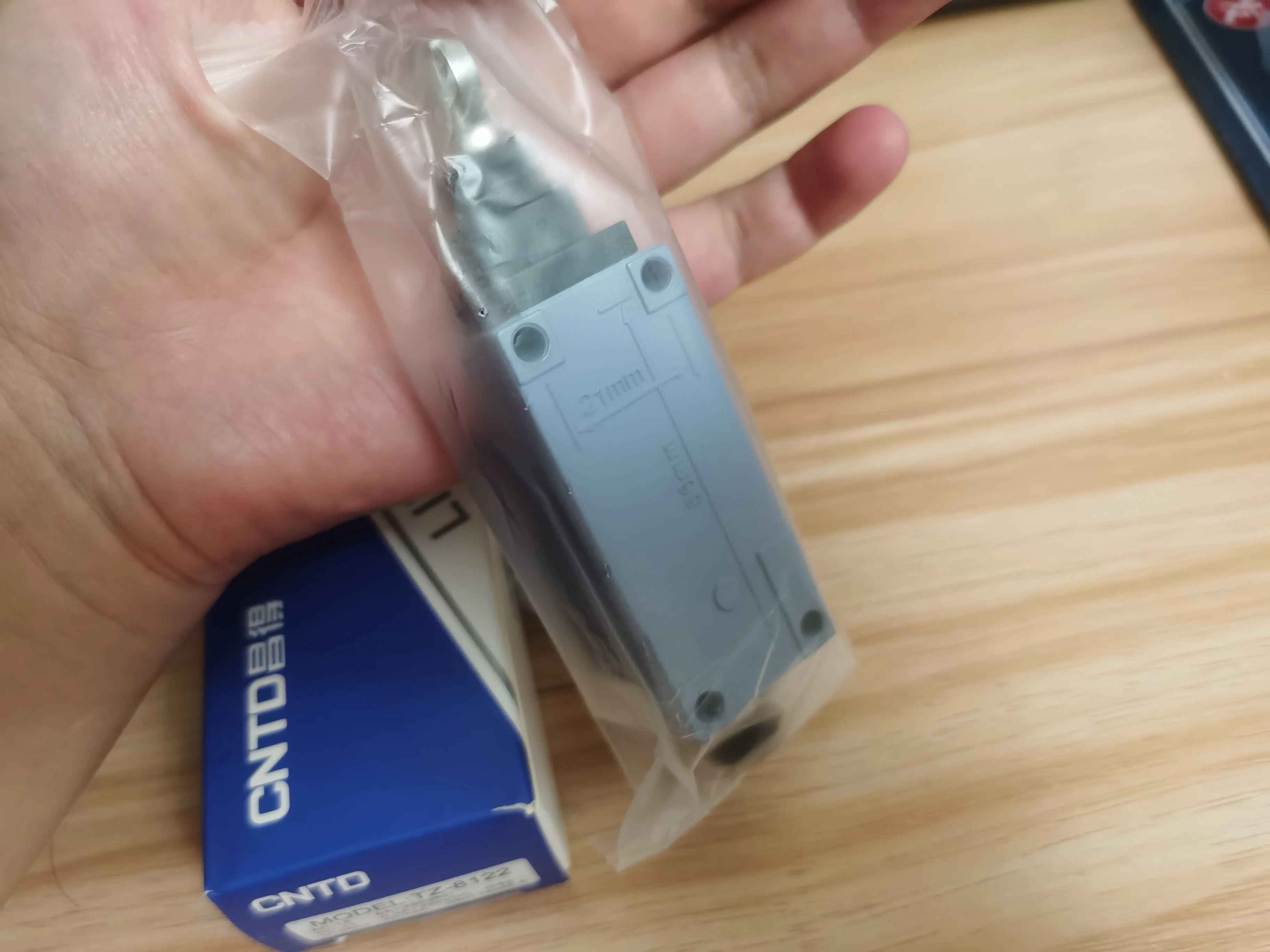 1 шт. новый концевой выключатель CNTD TZ-8122 TZ8122