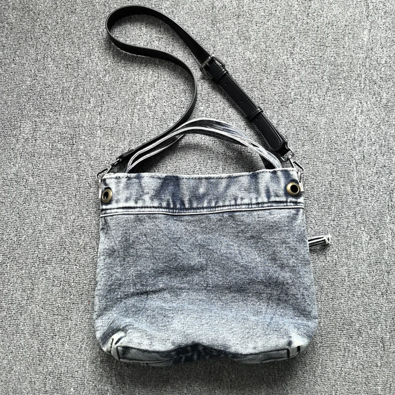 Женская джинсовая сумка через плечо из потертого денима