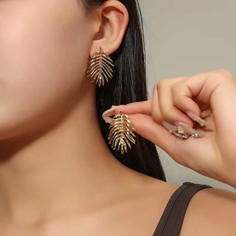 

European and American retro temperament all-match fashion earrings metal leaf shape simple creative design all-match accessories