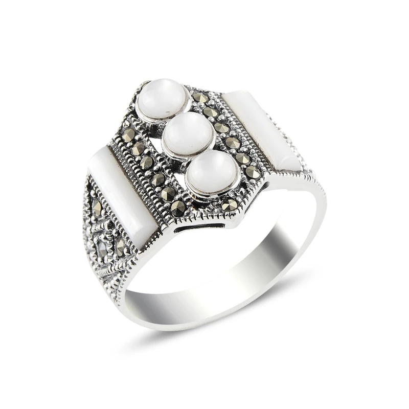 

Серебряное кольцо с искусственным жемчугом и марказитом
