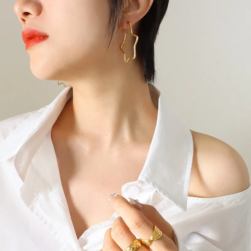 

2022 New Exaggerated Fashion Girl Geometric Star Earrings, Personalized And Versatile Titanium Steel Gold-plated Earrings
