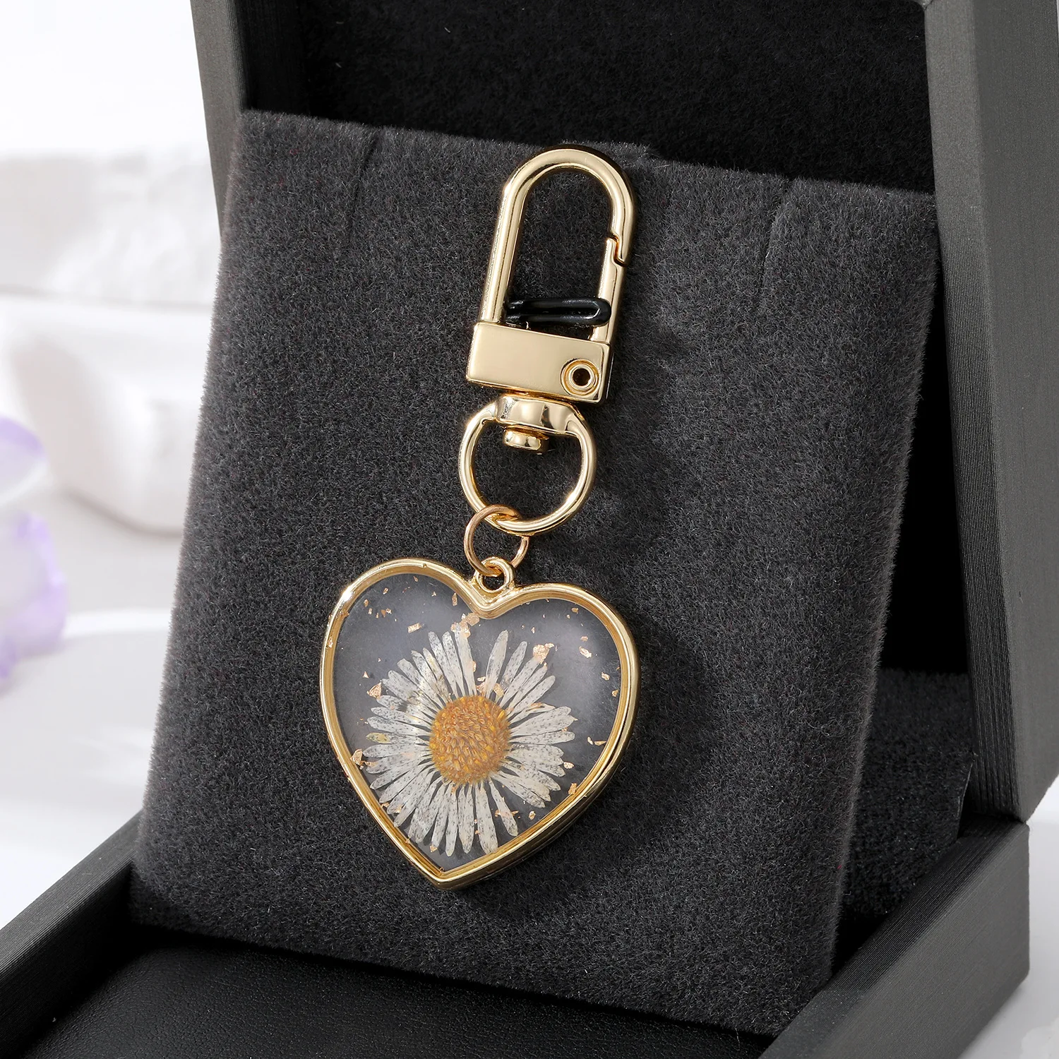 

Heart Clear Real Dried Flower Resin Daisy Petal Pendant Metal Key Chain Rotationable Clasp Keyring Key Holder Party Gift Jewelry