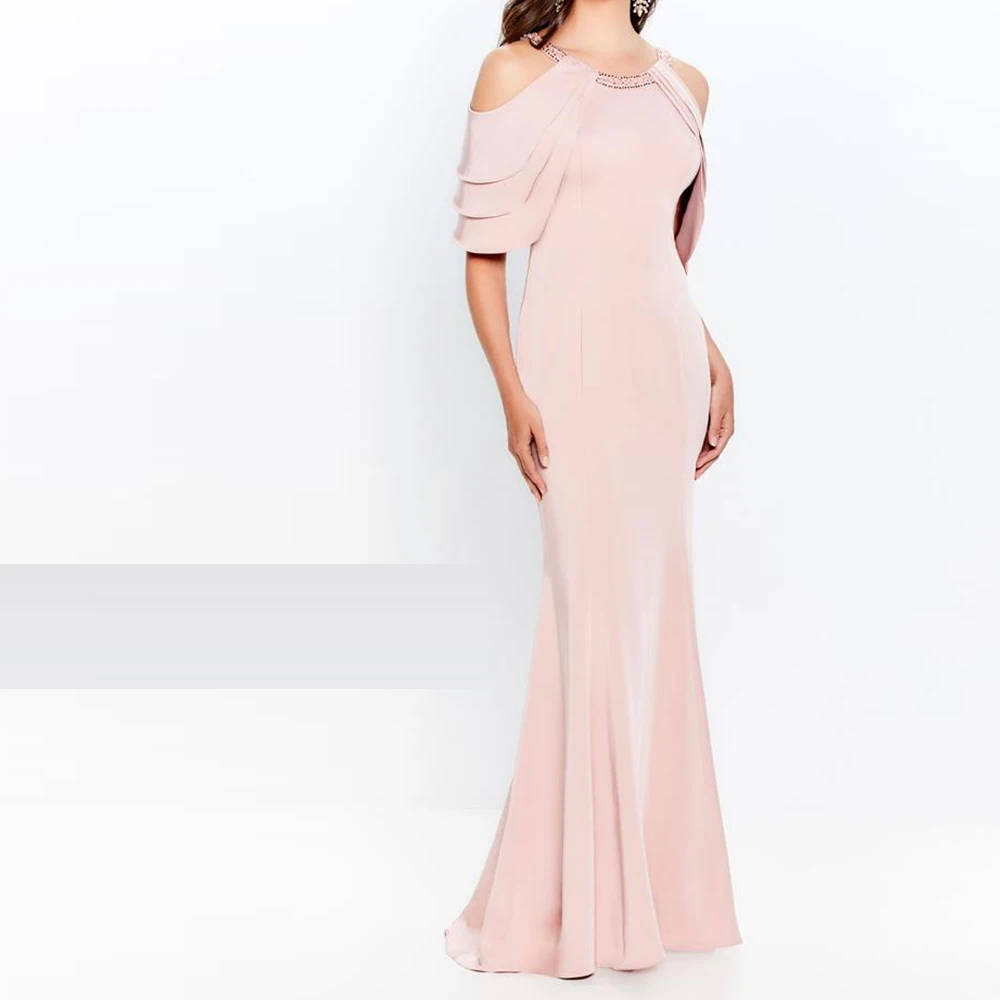 Однотонное атласное платье с глубоким круглым вырезом и многоярусными рукавами