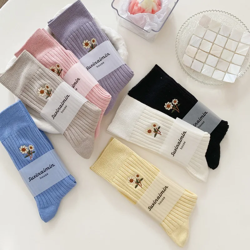 

Streetwear Little daisies Embroider Cute Socks Women Japanese Korean Harajuku Style Kawaii Socks Autumn Winter for Ladies