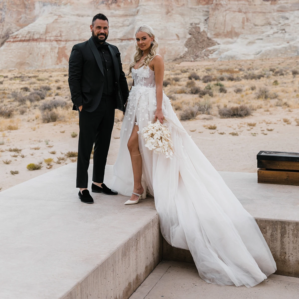 Пышное вышитое свадебное платье с овальным вырезом и трусами прозрачный топ