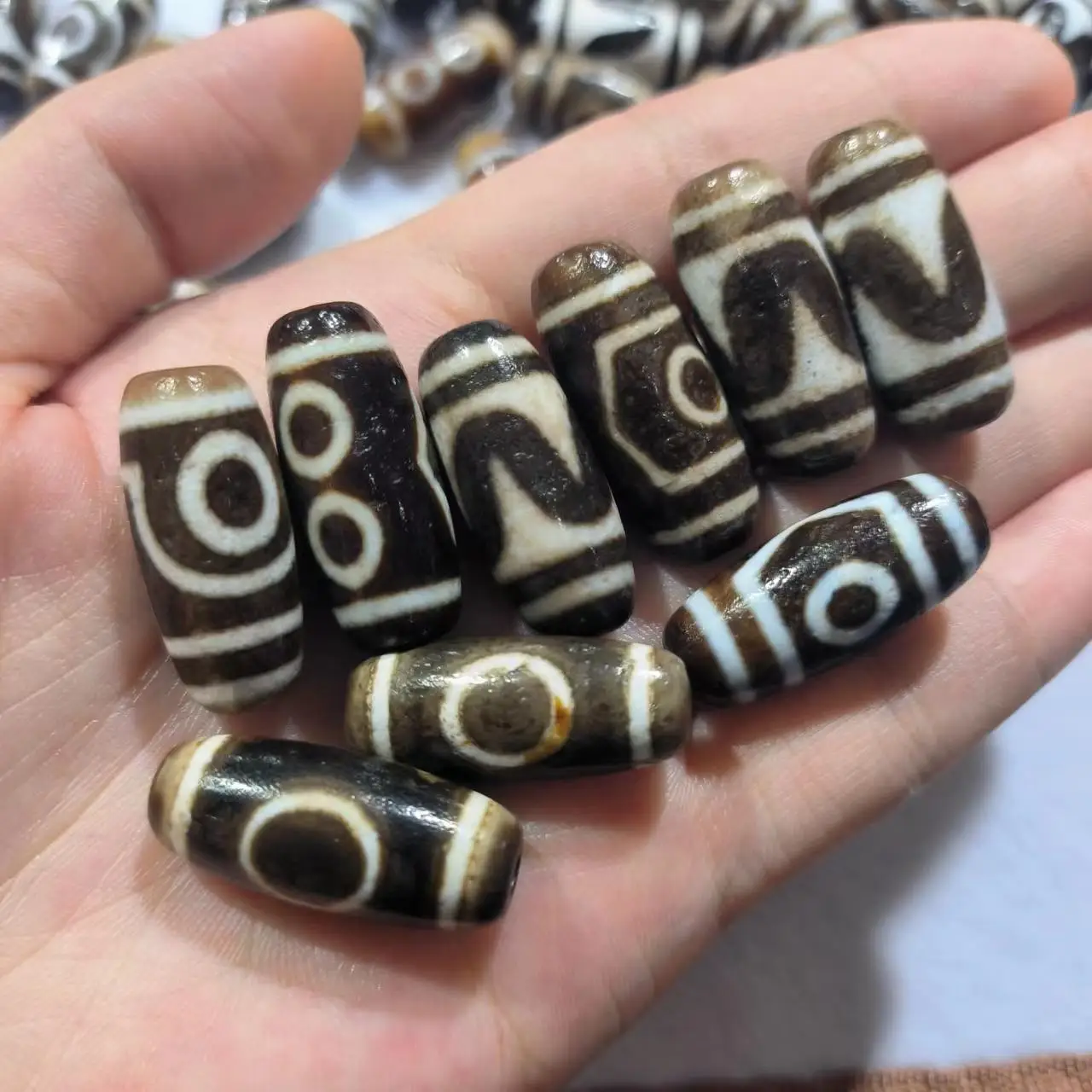 1pcs/lot Natural Old Agate Dzi brown weathered horseshoe high quality various patterns ancient beads amulet folk-custom jewelry