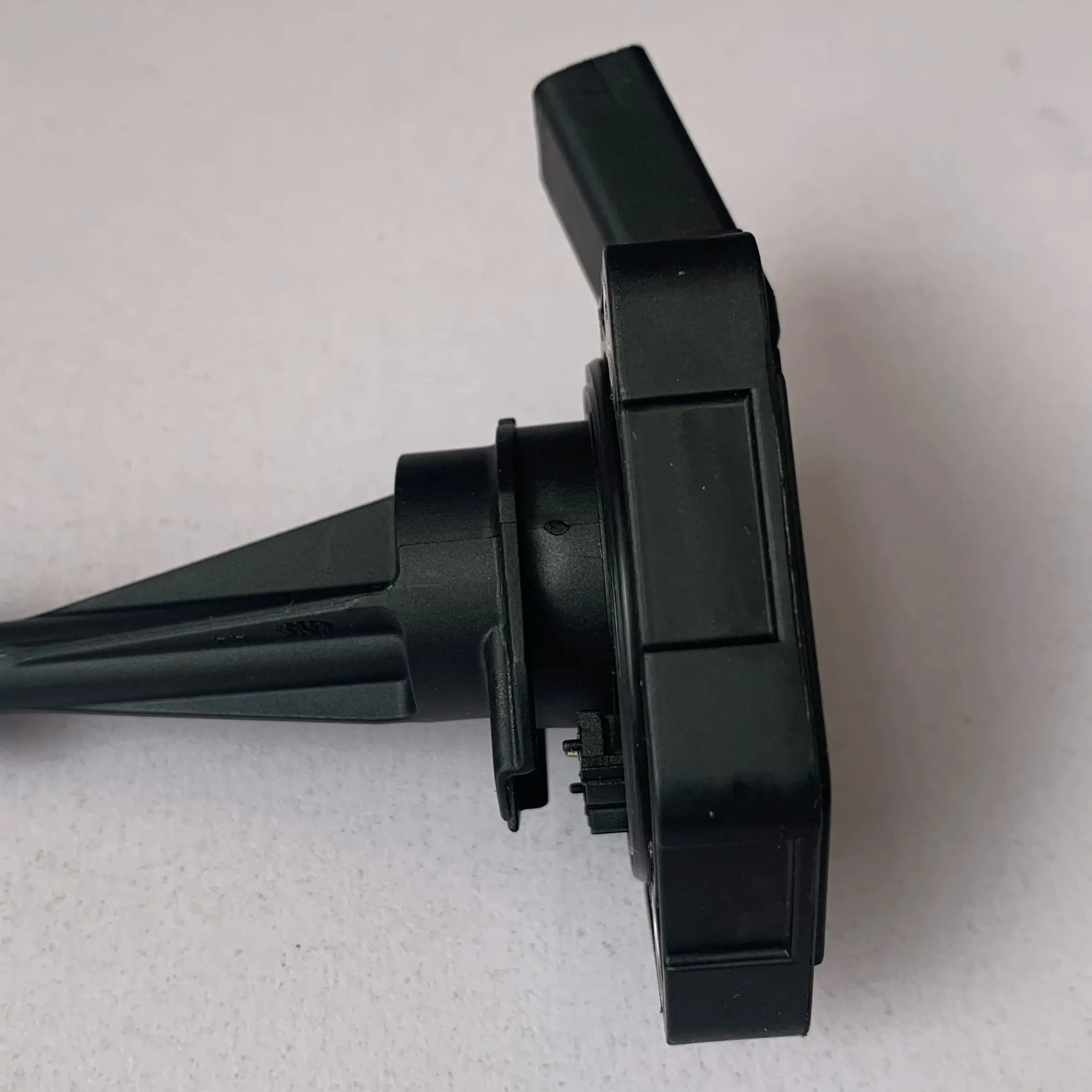 Датчик уровня масла 04E 907 660D ДЛЯ VW Teramont 907660 Д