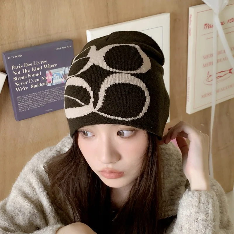 

Корейские вязаные шапки для женщин, жаккардовые уличные пуловеры с надписью, теплые облегающие шапки с защитой для ушей для осени и зимы