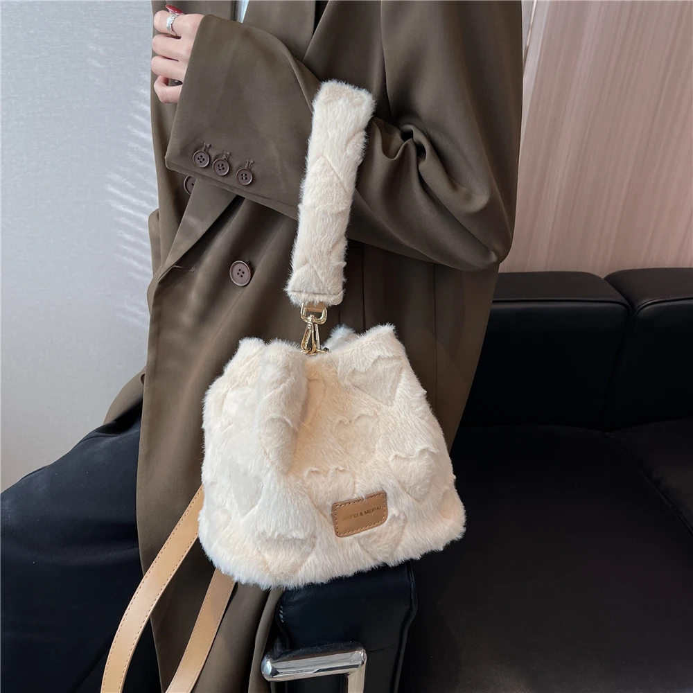 Фото Меховая сумка-мешок Hifashion из искусственного меха, сумки через плечо с верхней ручкой для женщин, зимний тренд 2022 года, дизайнерская пушистая Сумка-тоут, маленькие женские сумки №2