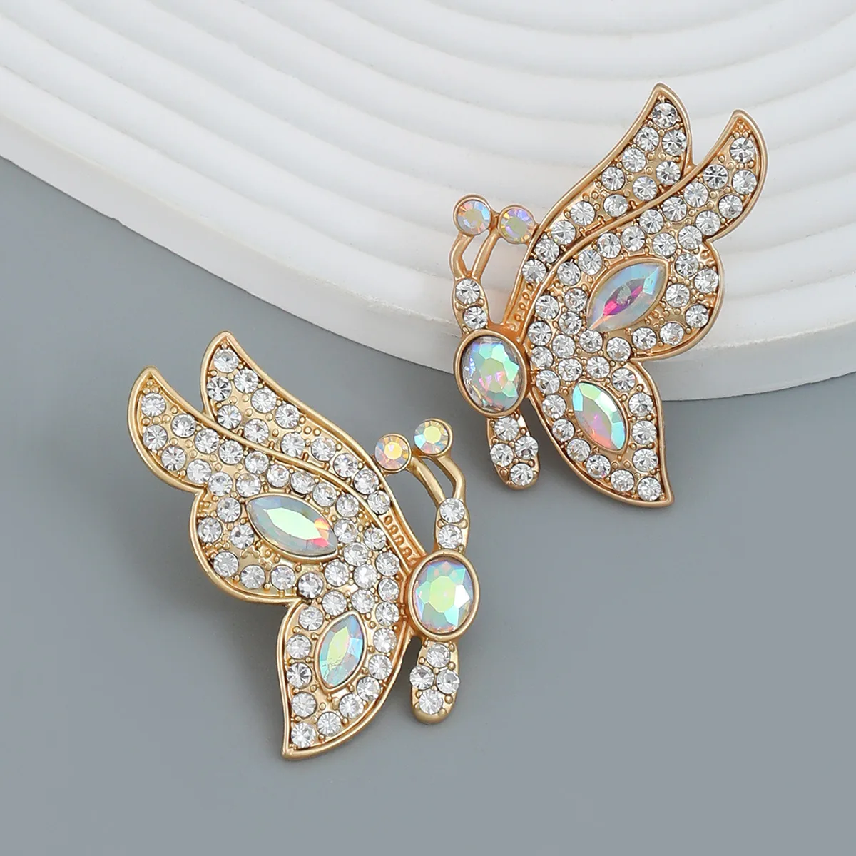 2023 New Baroque Metal Rhinestone Butterfly Stud Earrings for Women Girls Luxury Crystal Earrings Statement Jewelry Wholesale