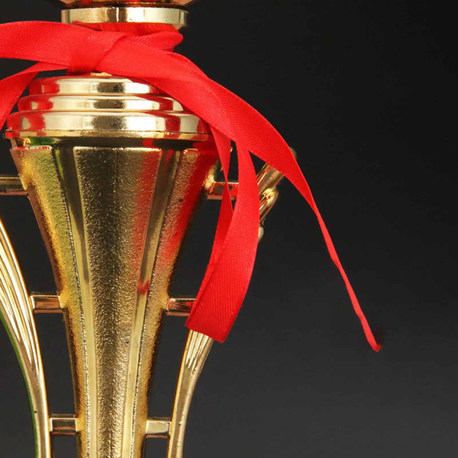 Сферический трофей в виде золотого шара для соревнований по футболу подарки