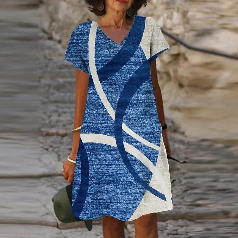 

Женское летнее платье до колен с абстрактным принтом и V-образным вырезом