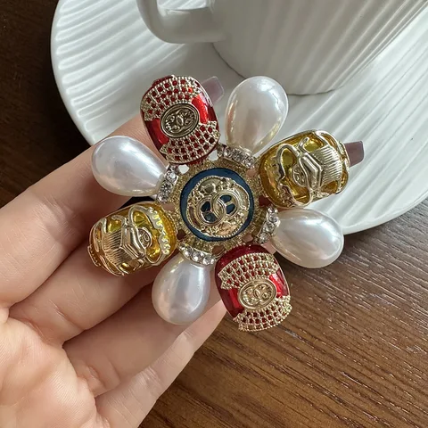 Золотая винтажная брошь в стиле барокко