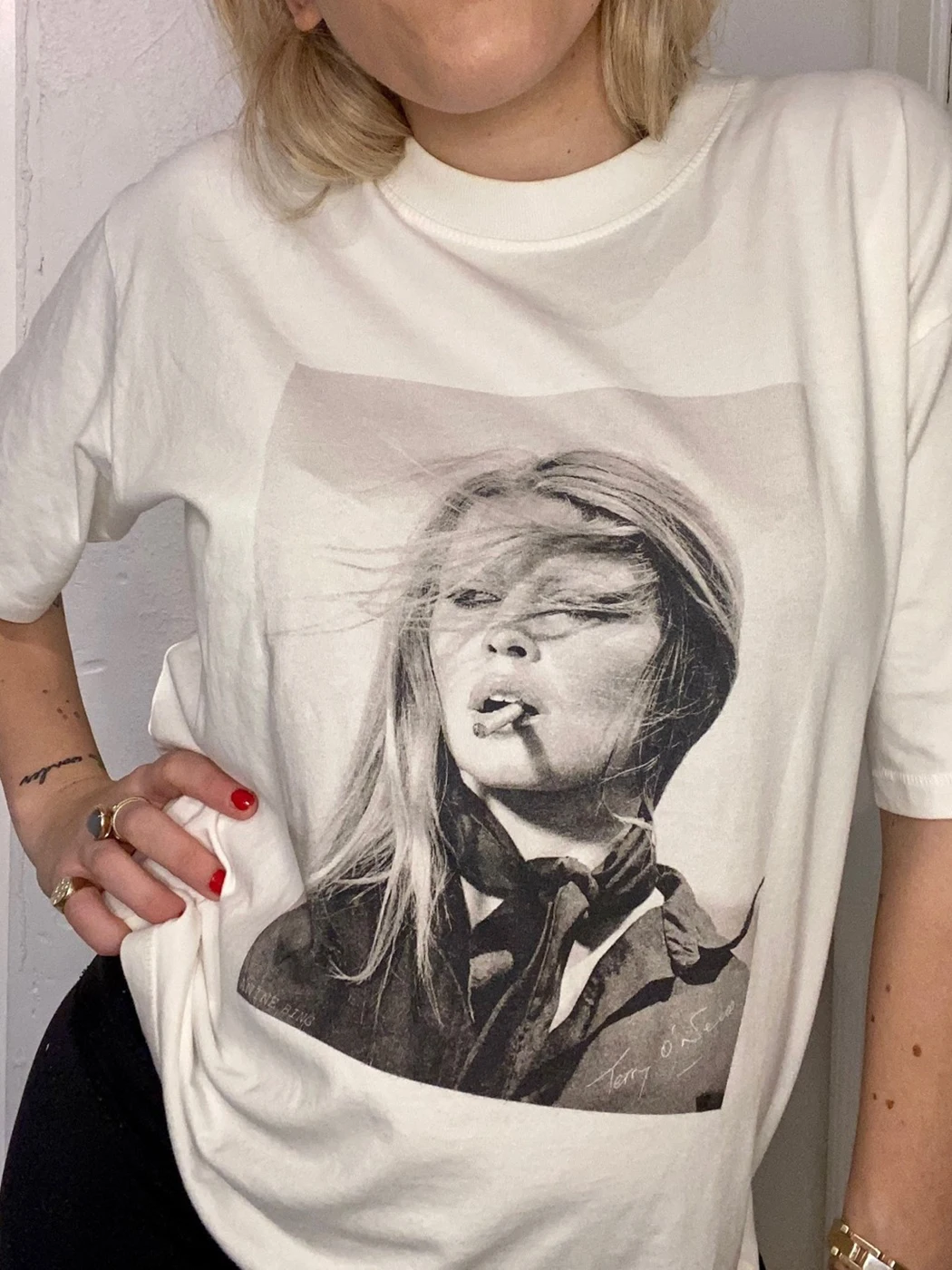 

Футболка женская с коротким рукавом, круглым вырезом и графическим принтом