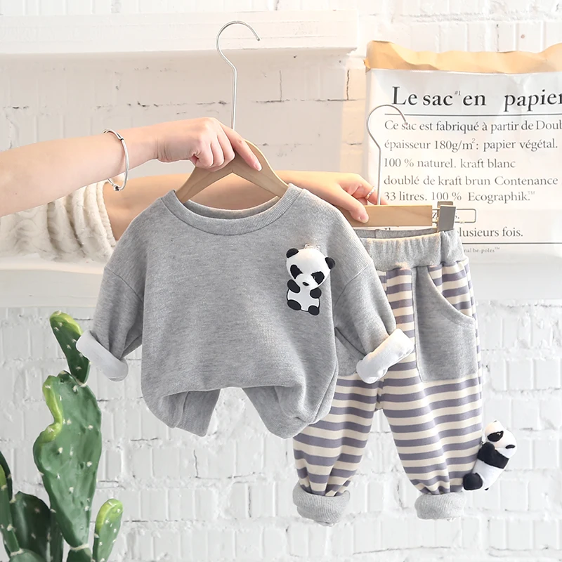 

2022 весенний комплект одежды для маленьких мальчиков и девочек, одежда для малышей, футболка с мультяшным рисунком панды, штаны в полоску, де...