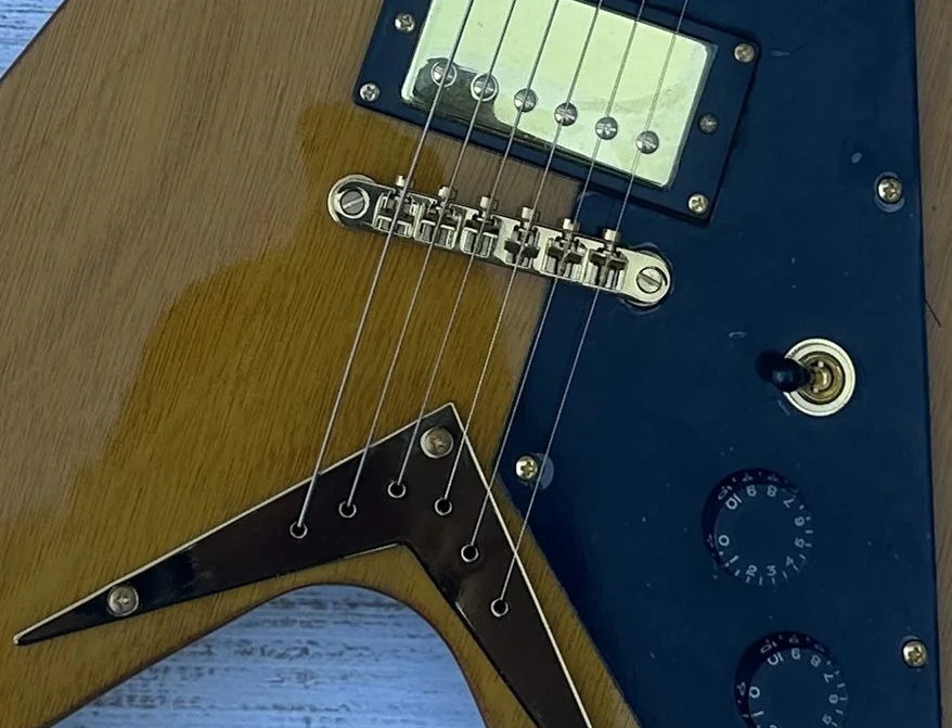 Необычная электрическая гитара бревчатая цветная V-образная Полетная золотые