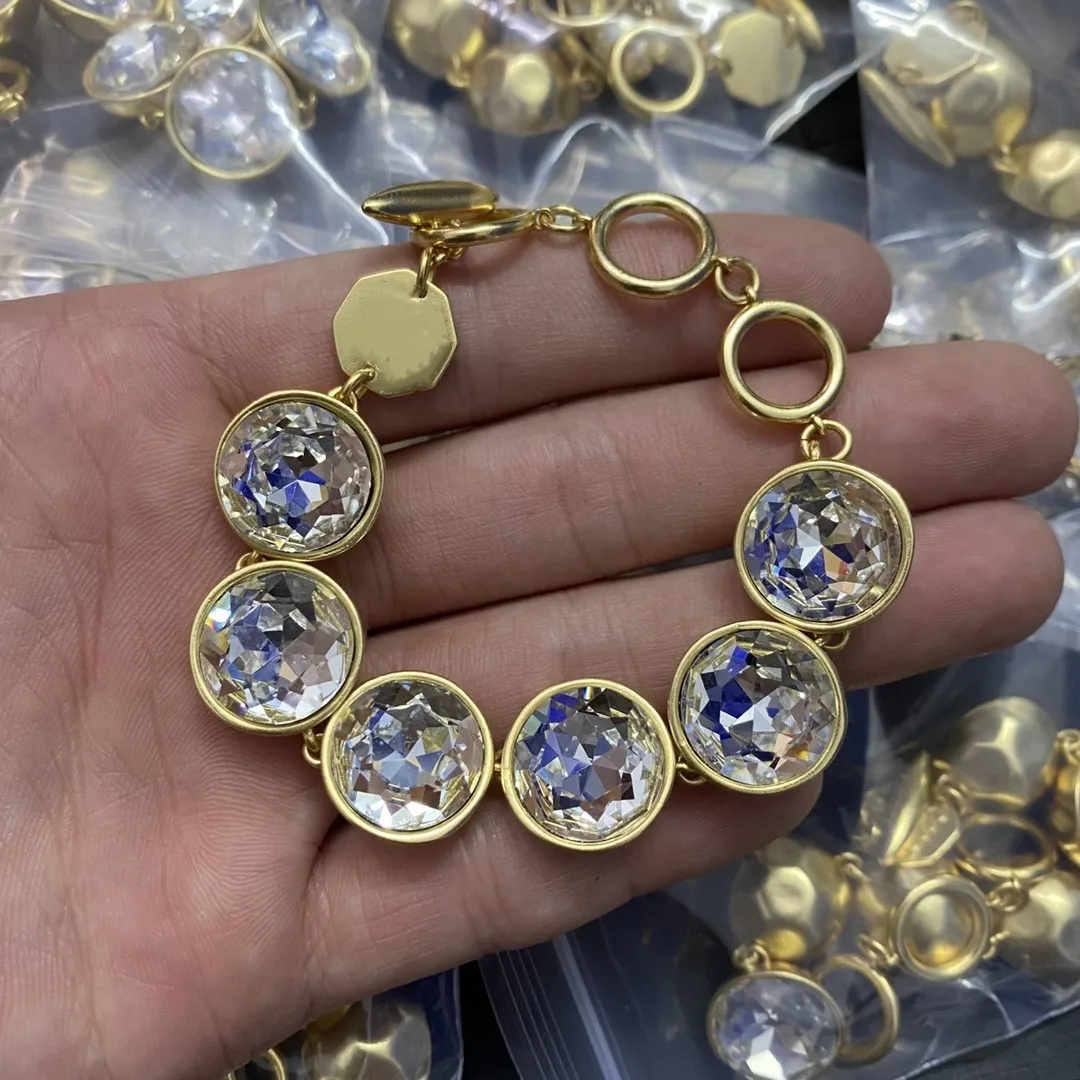 

High-quality inlaid zircon bracelet grand style