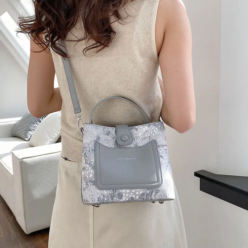 

Senior sense of light luxury small bag female 2023 new fashion oblique cross bag network red hand bill shoulder bucket bag