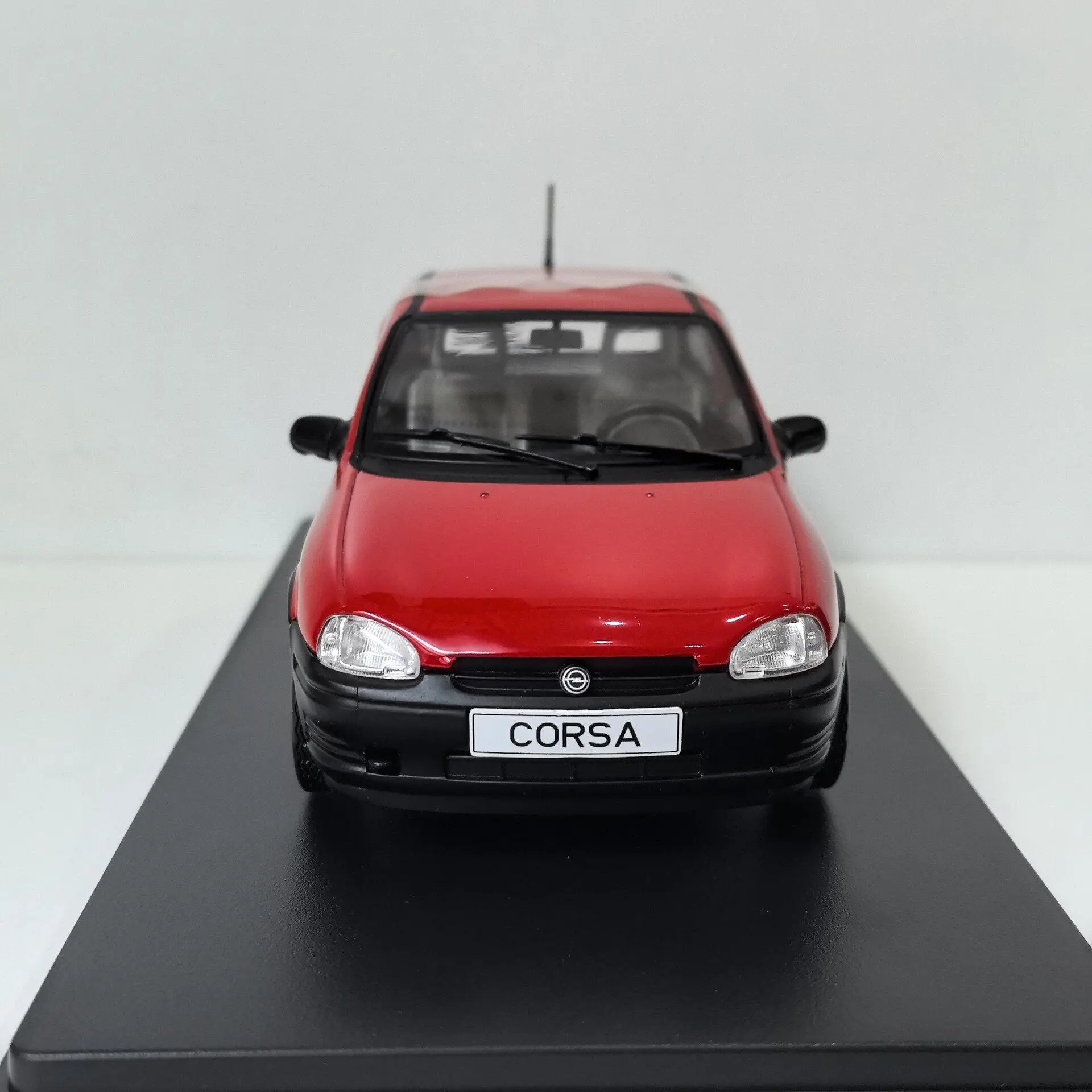 Фото Металлическая модель автомобиля OPEL CORSA B X3 в масштабе 1/24 от WHITEBOX №4
