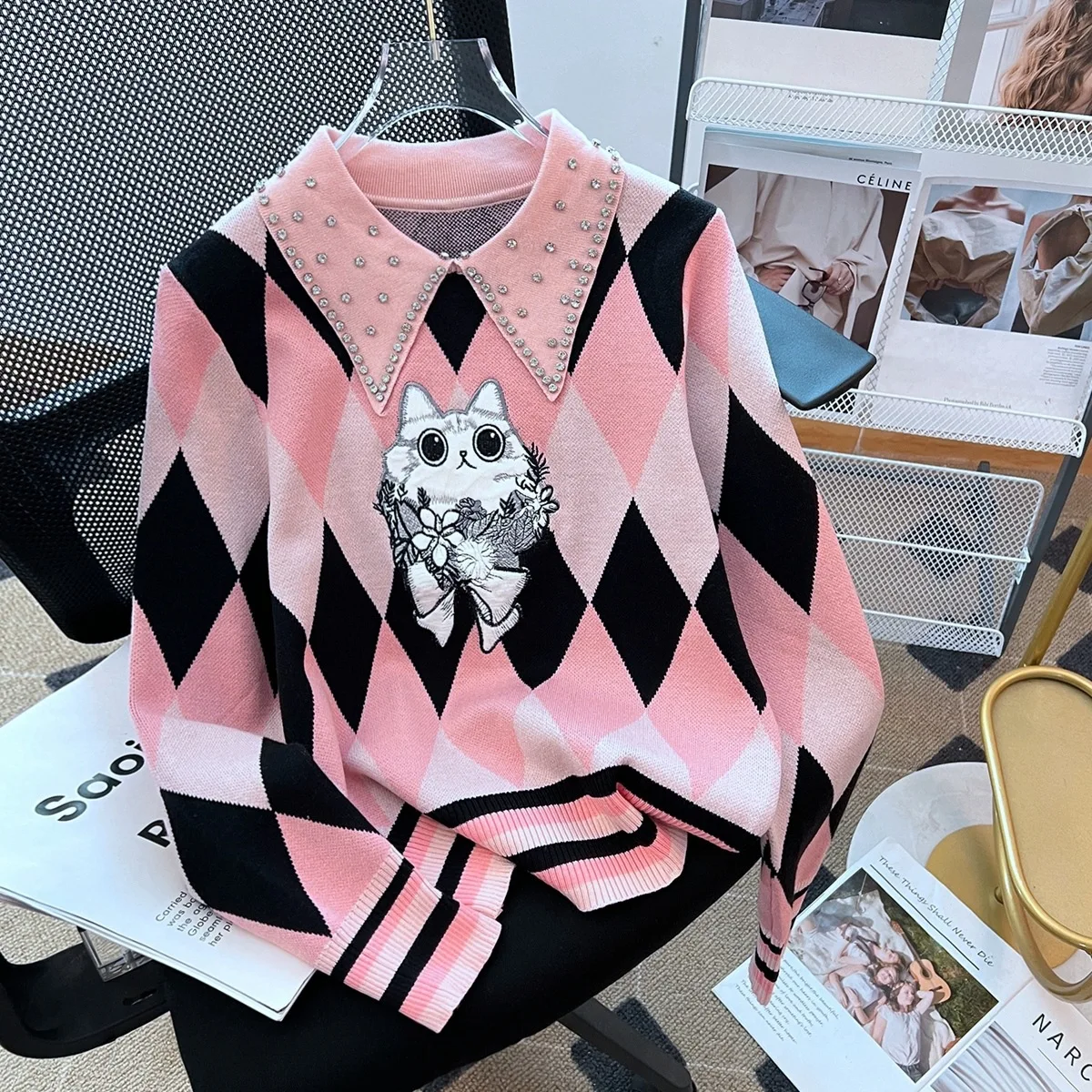 Пуловер с высокой талией и вышивкой кошки украшенный бриллиантами свитер для