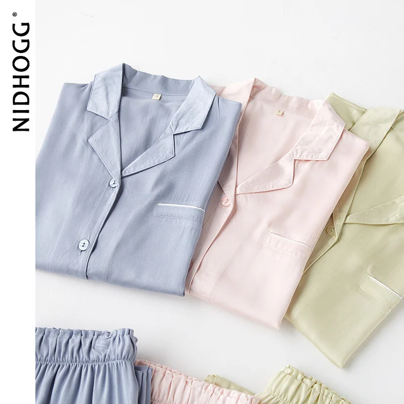 

Пижама атласная однотонная с отложным воротником и длинными рукавами