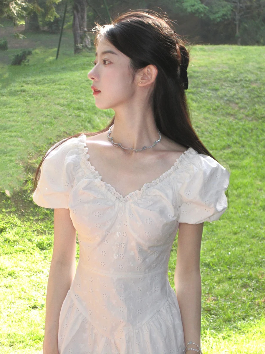 Женское летнее белое платье с V-образным вырезом