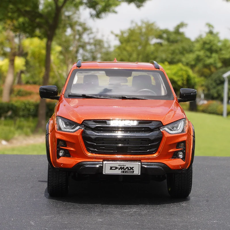 Фото Масштабная модель автомобиля ISUZU D-MAX из сплава, 1/18, 2023 год, пикап ISUZU, игрушечная машинка, MAXUS T90, подарочная оригинальная коробка №3