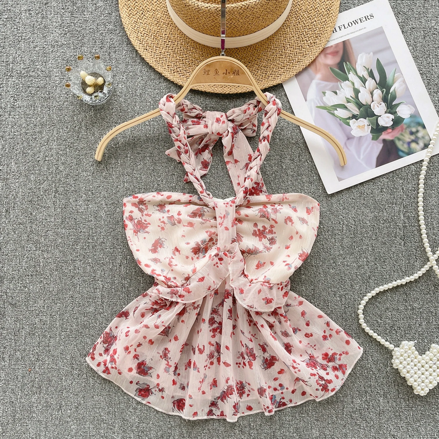 

Женская шифоновая блузка со стразами и открытыми плечами