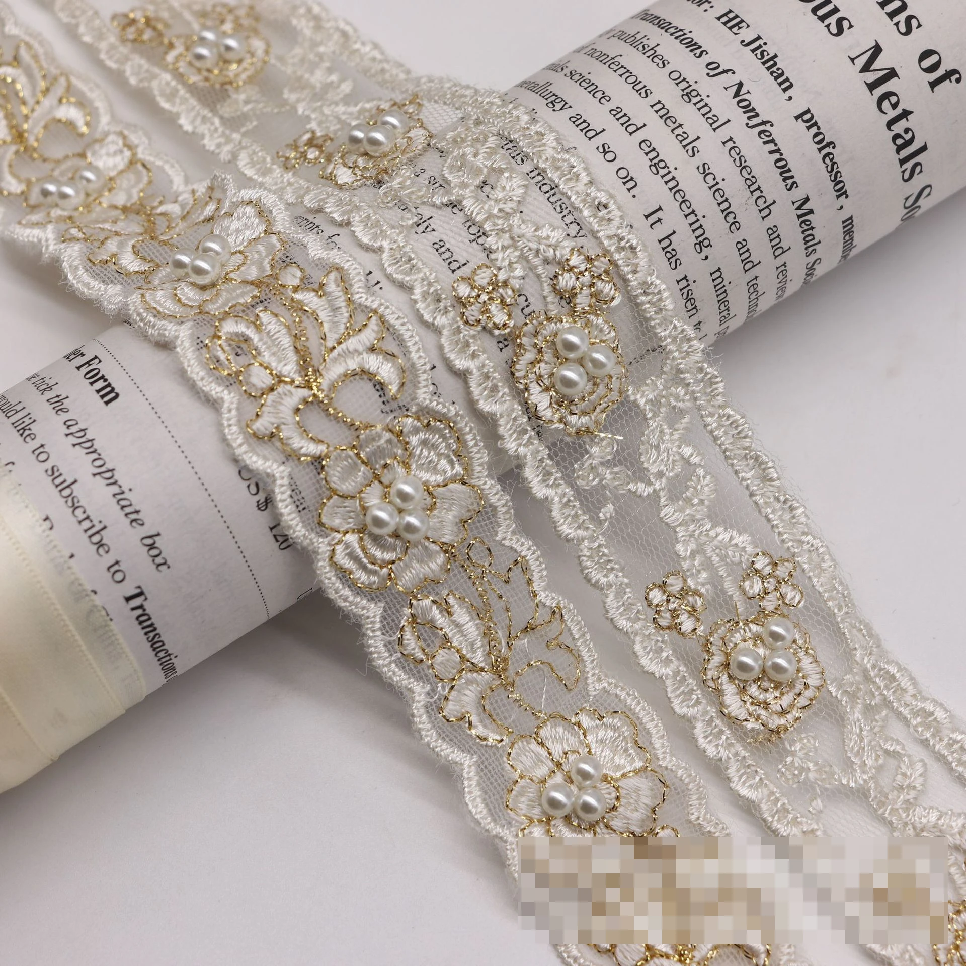 Кружево из бисера с вышивкой золотой нитью в этническом стиле и глянцевой