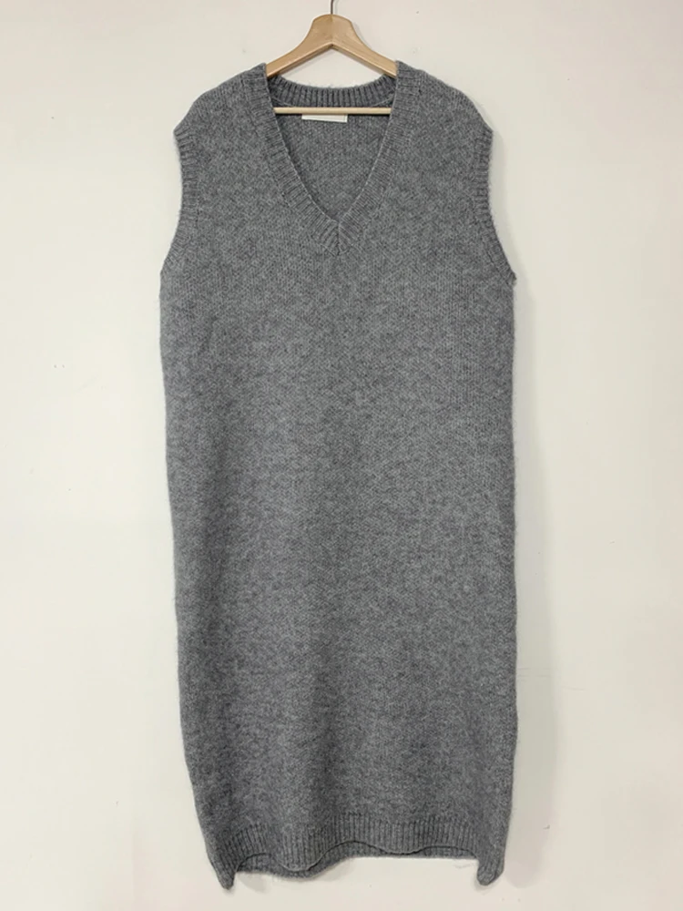 Женское трикотажное платье-жилет с V-образным вырезом