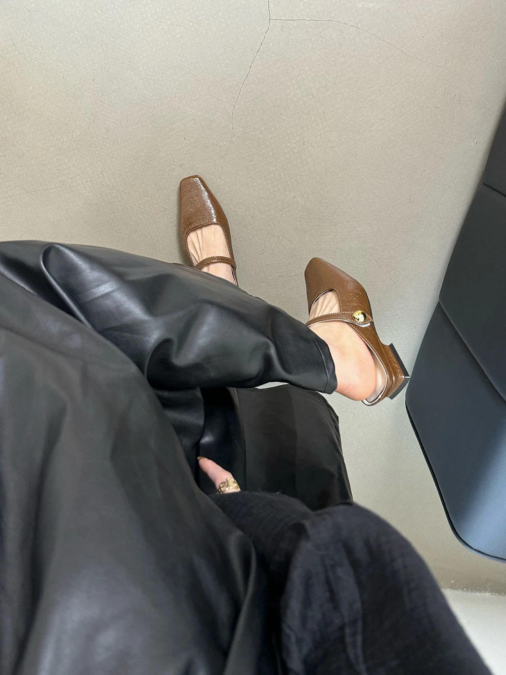 Женские шлепанцы на плоской подошве черные коричневые бежевые или Серебристые