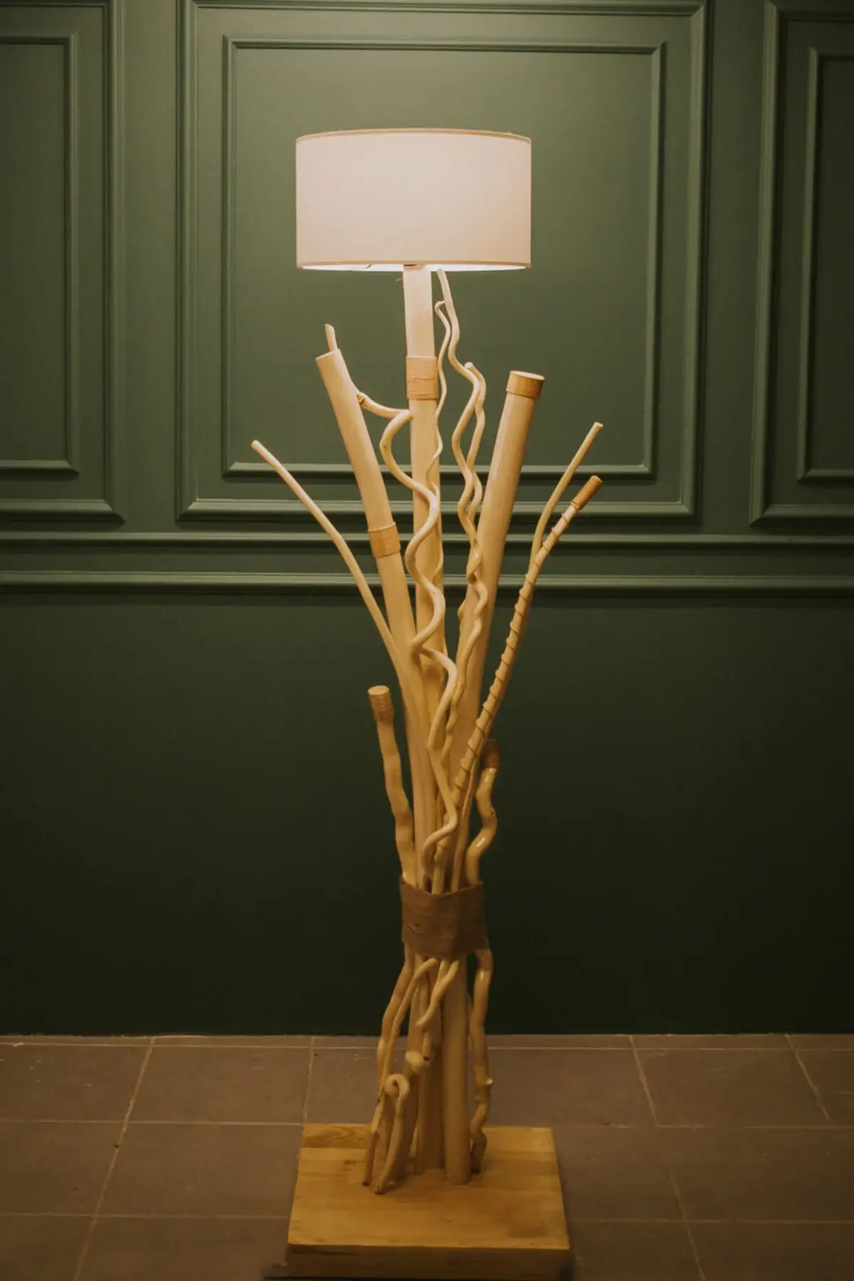 

Напольная Лампа из натурального дерева