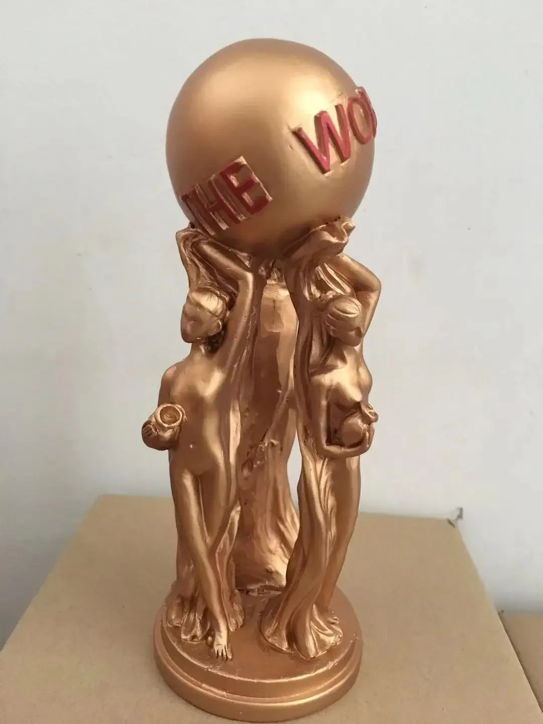 

Статуя "Мир Твой" из смолы