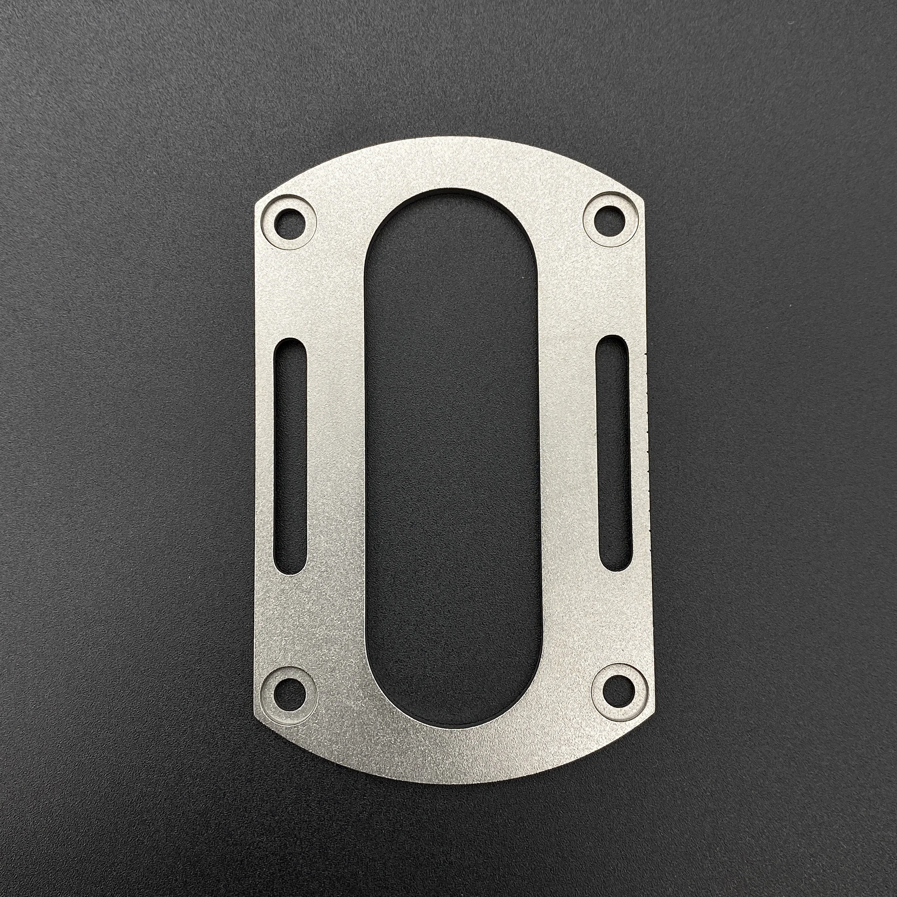 Стальная пластина с отверстием для винтов 4 мм